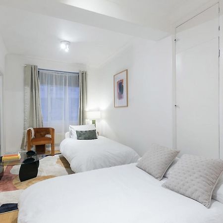 Perfectly Located 1 Bed Apartment Above Tube Station Londra Esterno foto