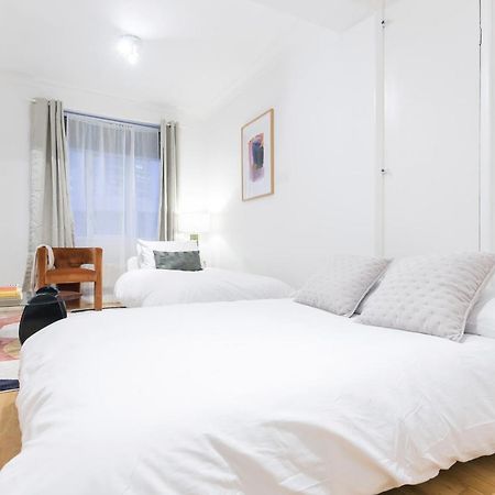 Perfectly Located 1 Bed Apartment Above Tube Station Londra Esterno foto