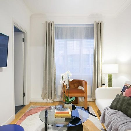 Perfectly Located 1 Bed Apartment Above Tube Station Londra Esterno foto