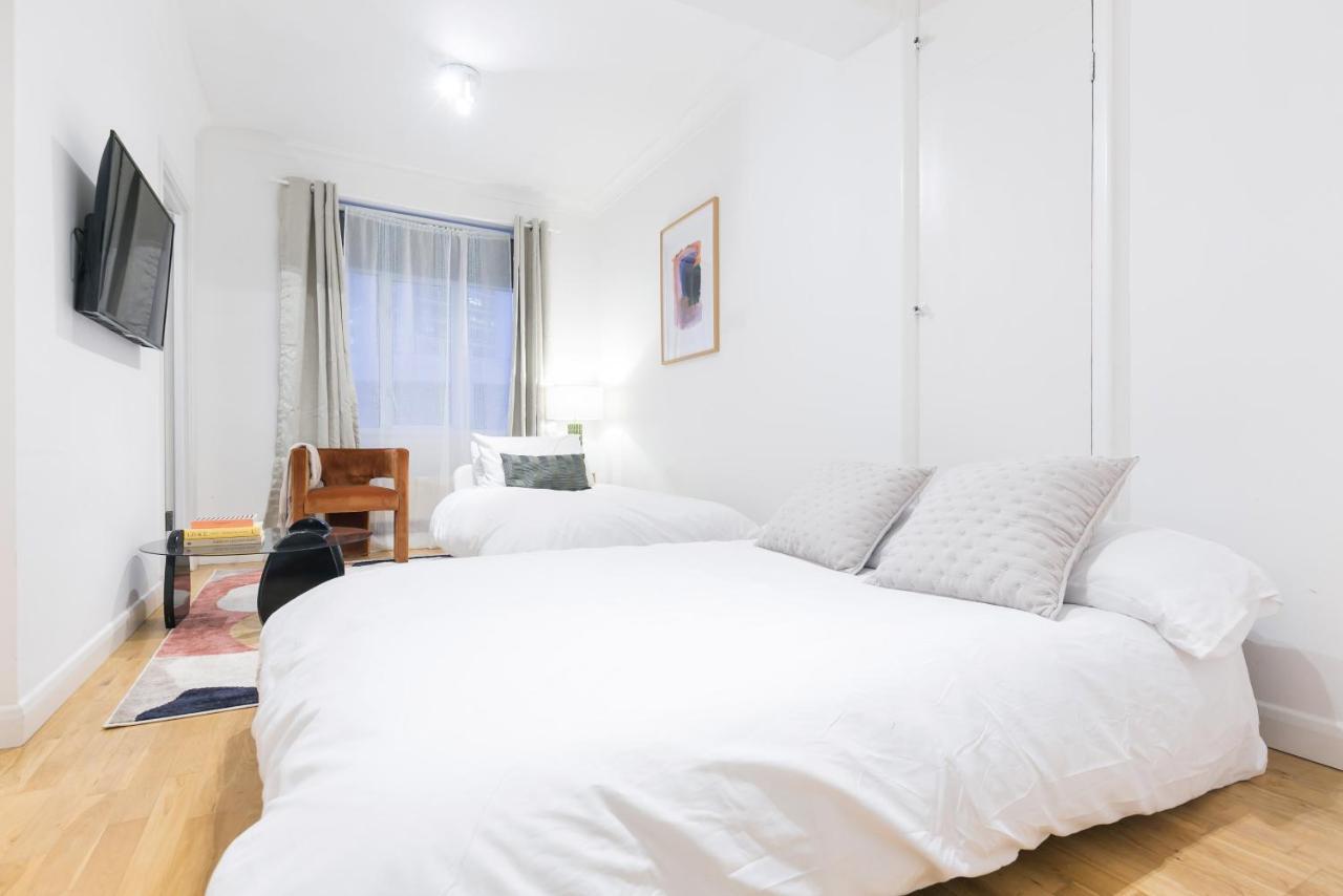 Perfectly Located 1 Bed Apartment Above Tube Station Londra Esterno foto