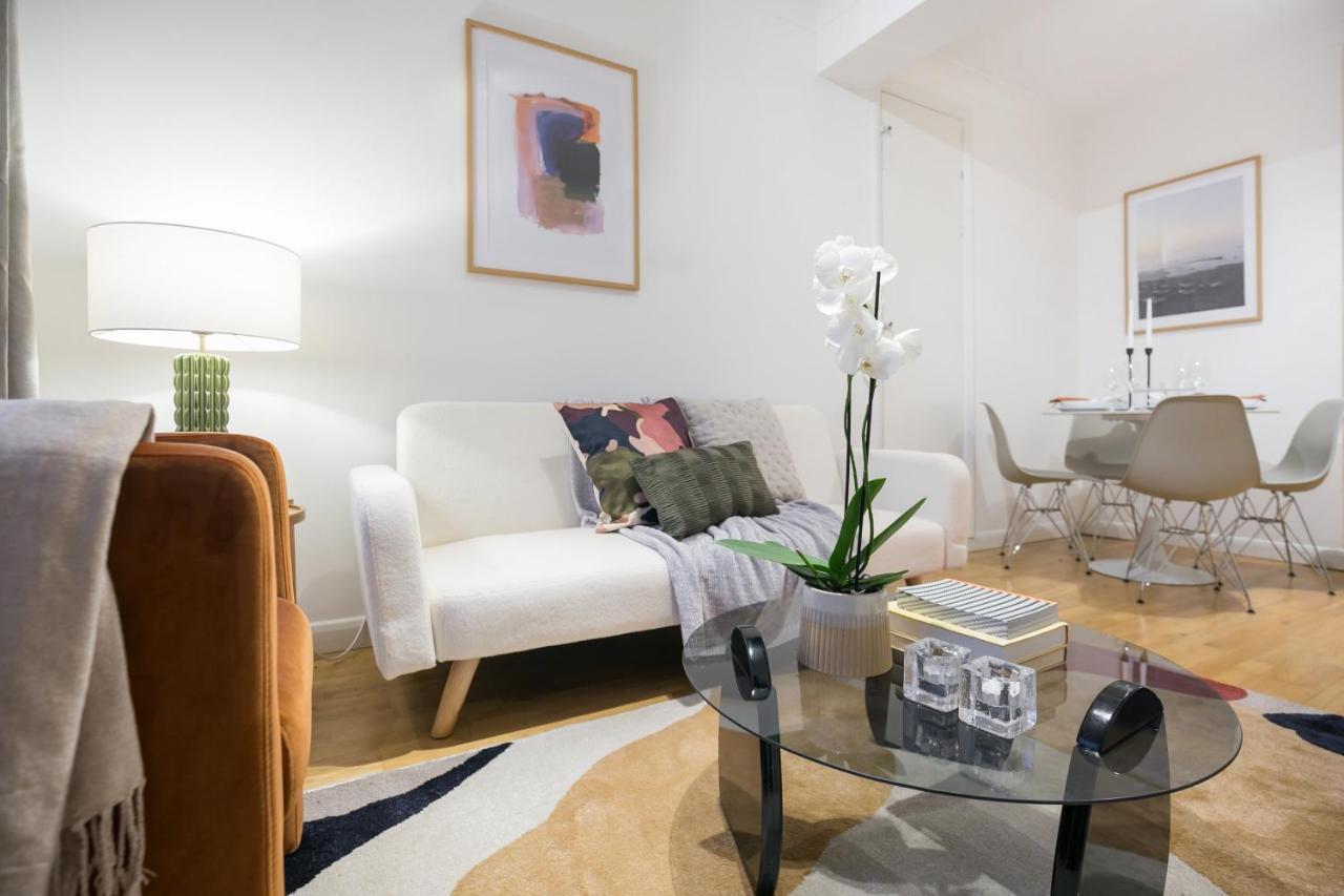 Perfectly Located 1 Bed Apartment Above Tube Station Londra Esterno foto