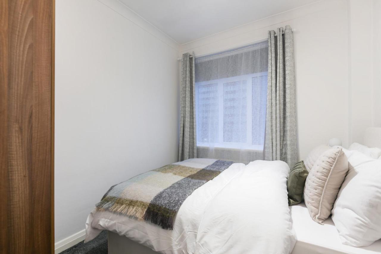 Perfectly Located 1 Bed Apartment Above Tube Station Londra Esterno foto