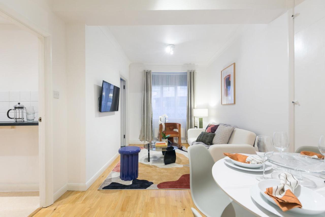 Perfectly Located 1 Bed Apartment Above Tube Station Londra Esterno foto