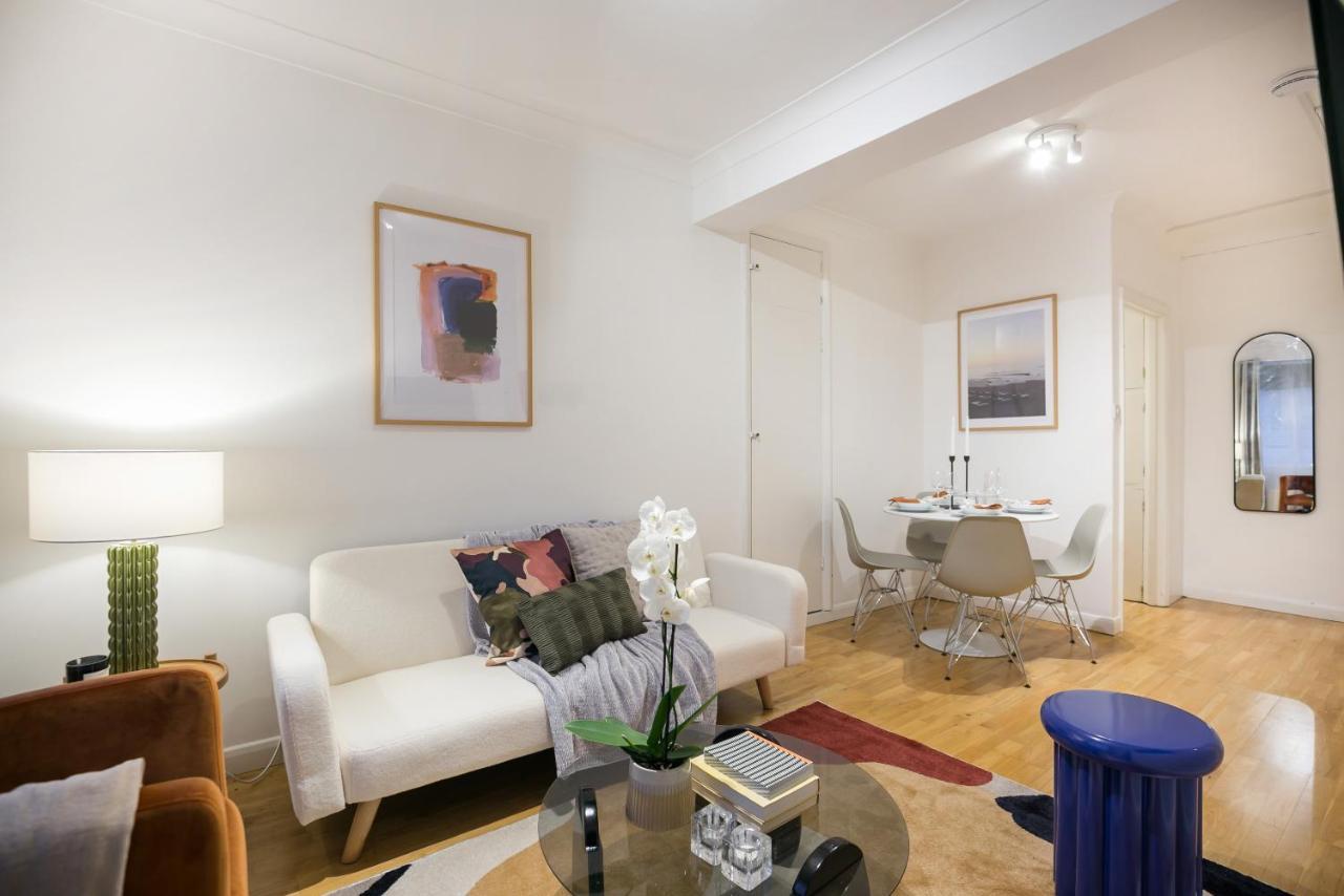 Perfectly Located 1 Bed Apartment Above Tube Station Londra Esterno foto