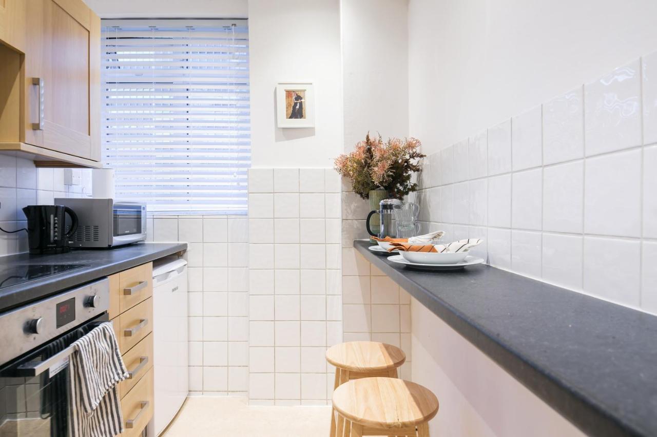 Perfectly Located 1 Bed Apartment Above Tube Station Londra Esterno foto