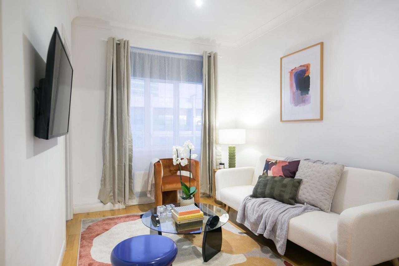 Perfectly Located 1 Bed Apartment Above Tube Station Londra Esterno foto