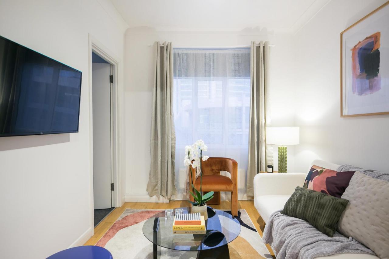 Perfectly Located 1 Bed Apartment Above Tube Station Londra Esterno foto