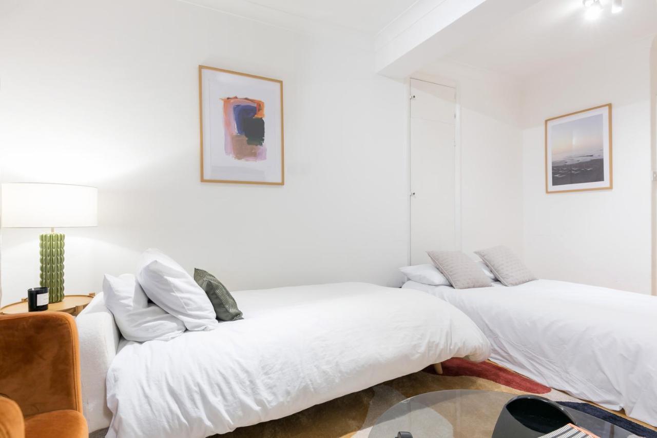 Perfectly Located 1 Bed Apartment Above Tube Station Londra Esterno foto