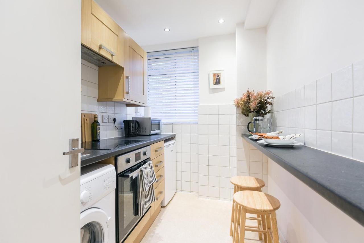 Perfectly Located 1 Bed Apartment Above Tube Station Londra Esterno foto