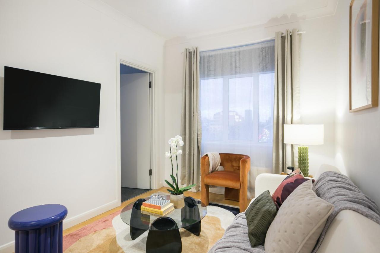 Perfectly Located 1 Bed Apartment Above Tube Station Londra Esterno foto